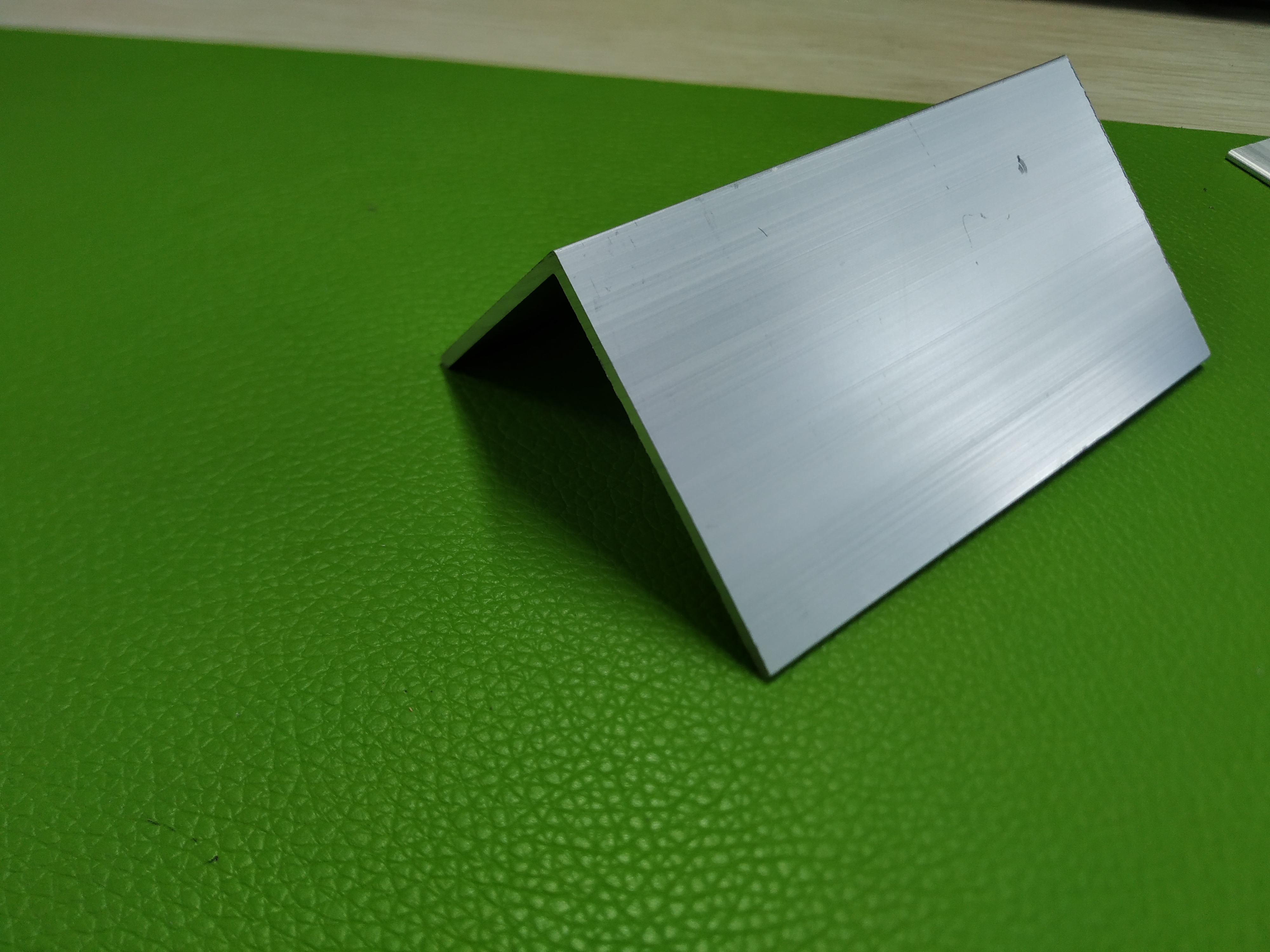 廠(chǎng)家開(kāi)模定制各種規格L型不等邊角鋁型材